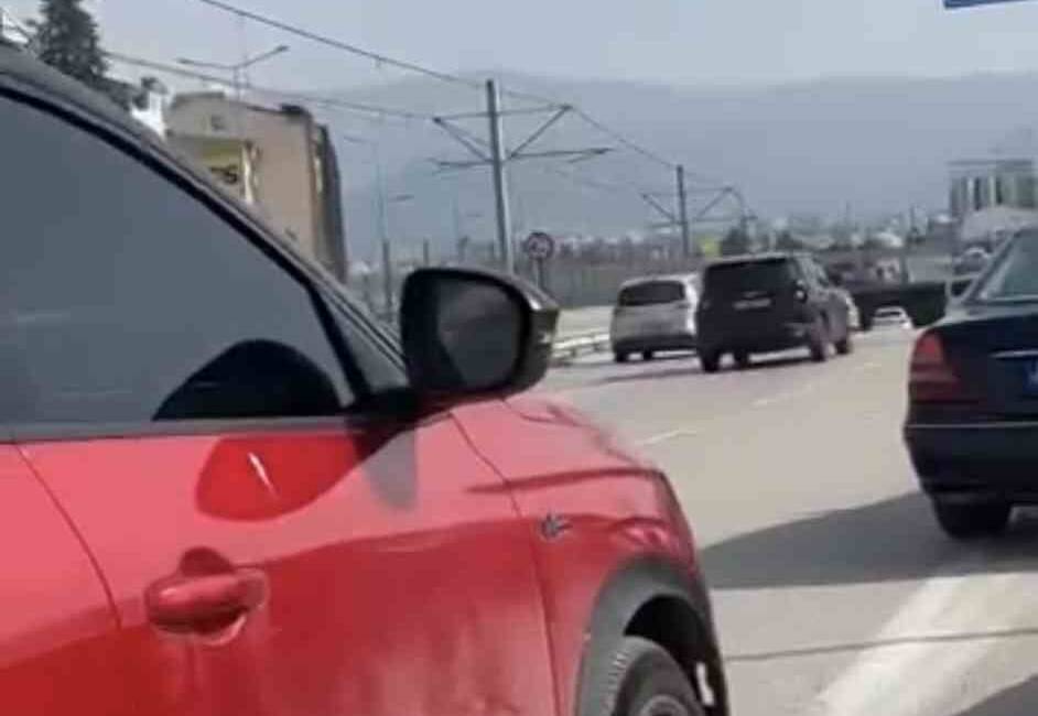 Bursa'nın Nilüfer ilçesinde, şerit ihlali yapan kadın sürücü ile yol