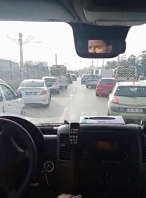 Bursa'da, 112 Acil Servis ambulansının geçişi sırasında sürücüler, trafik akışını