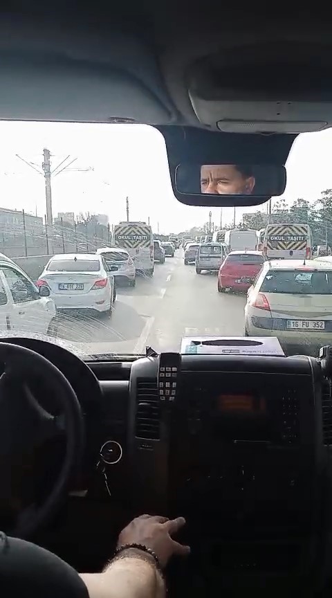 Bursa'da, 112 Acil Servis ambulansının geçişi sırasında sürücüler, trafik akışını