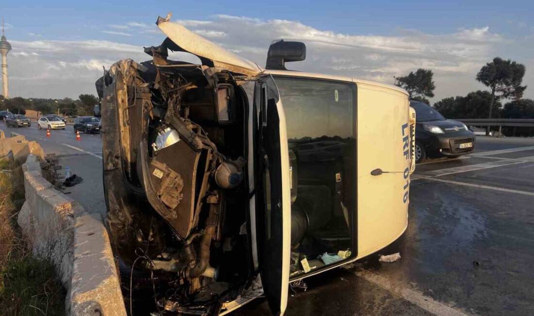 Büyükçekmece'de D-100 Karayolu'nda M.K. yönetimindeki boş bir servis minibüsü devrildi.