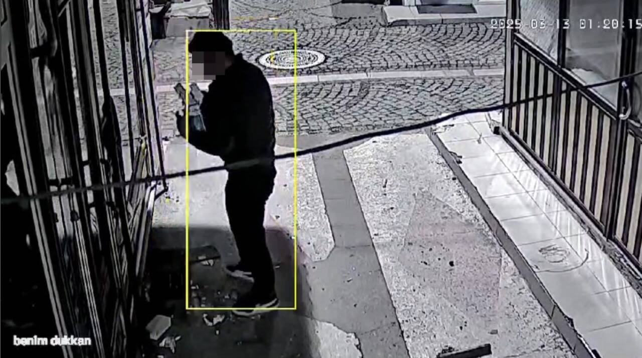 Edirne’de kimi zaman çekirdek yiyerek kimi zaman da oturarak, dinlene