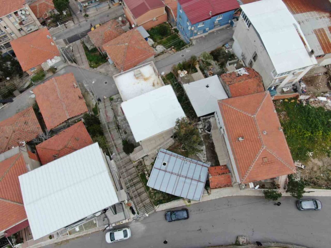 İzmir'in Çiğli ilçesinde, çatıda tamirat yapan Muharrem Barışık (43) ve