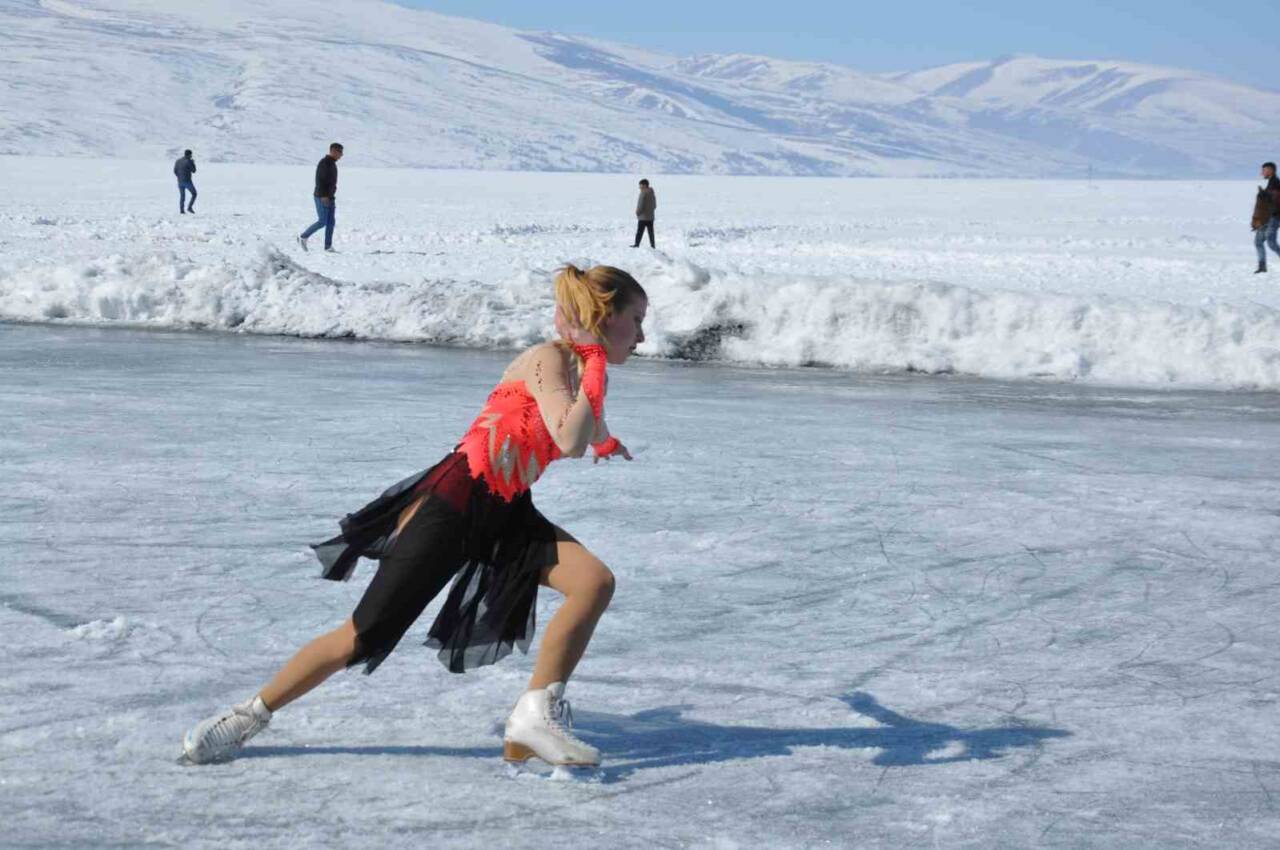 Türkiye Buz Pateni Federasyonu Senkronize Buz Pateni Kadın Milli Takımı,