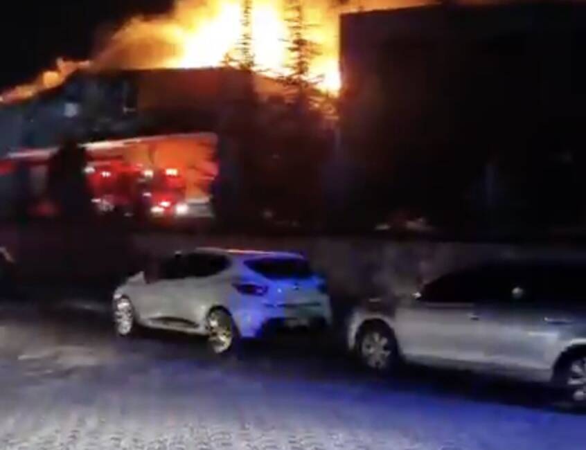 Çorum’da gıda ürünleri üreten bir fabrikada yangın çıktı. Bölgeye çok