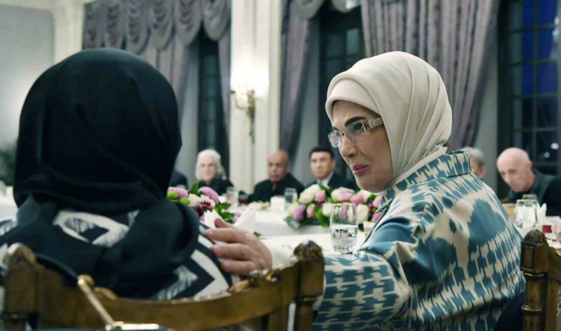 Cumhurbaşkanı Recep Tayyip Erdoğan, eşi Emine Erdoğan ile birlikte huzurevi