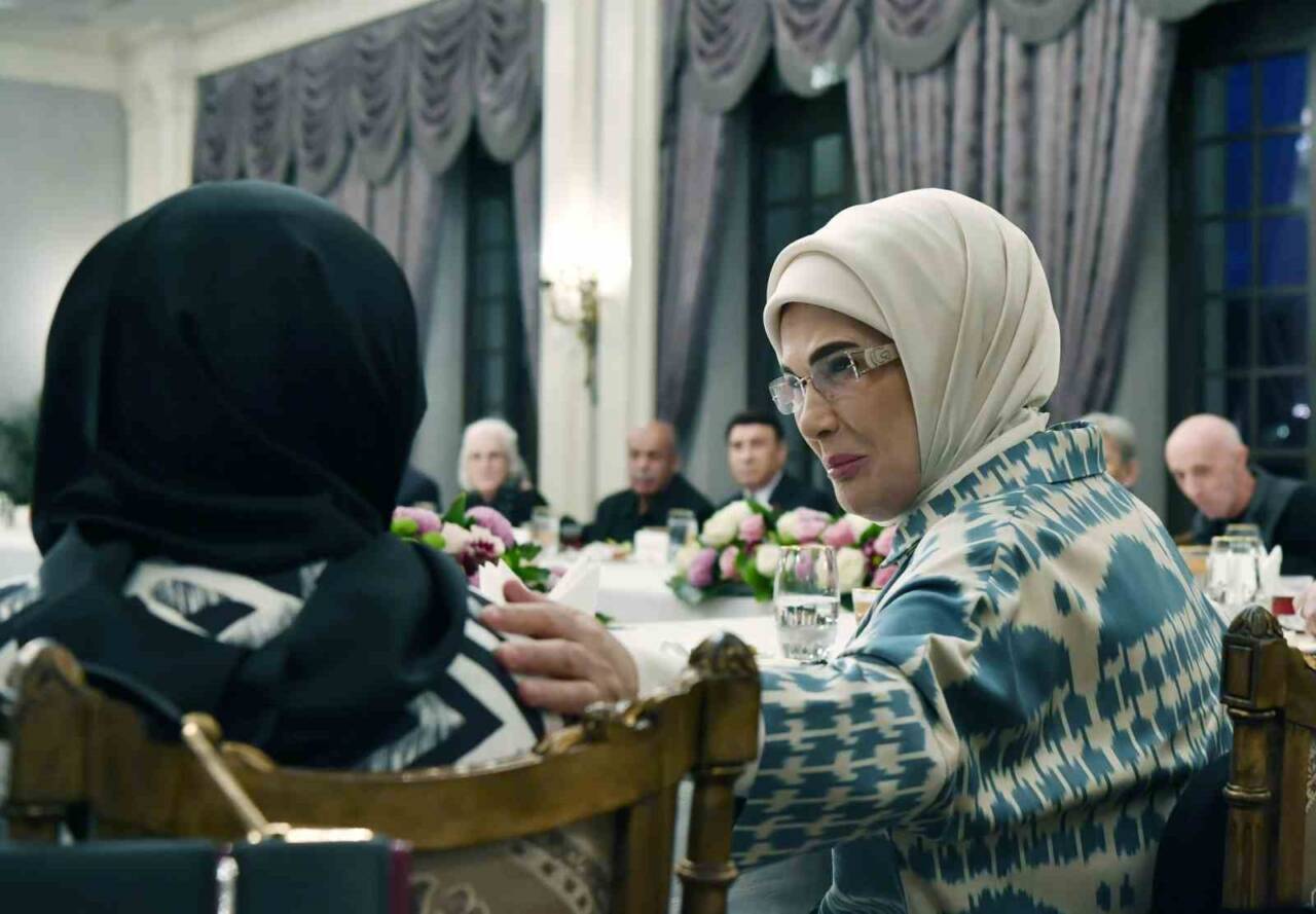 Cumhurbaşkanı Recep Tayyip Erdoğan, eşi Emine Erdoğan ile birlikte huzurevi