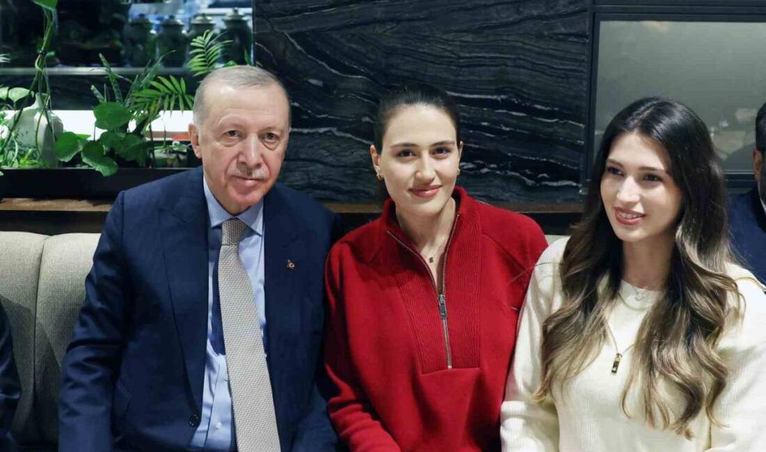 Cumhurbaşkanı Recep Tayyip Erdoğan, Ankara'da bir kafede gençlerle bir araya