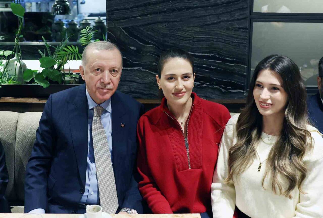 Cumhurbaşkanı Recep Tayyip Erdoğan, Ankara'da bir kafede gençlerle bir araya