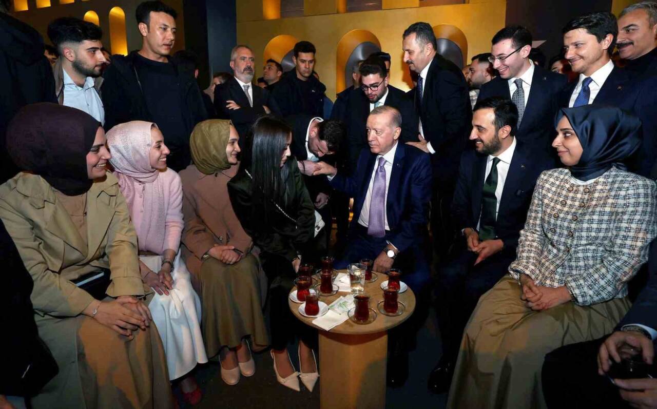 Cumhurbaşkanı Recep Tayyip Erdoğan, AK Parti İstanbul İl Başkanlığı binasında