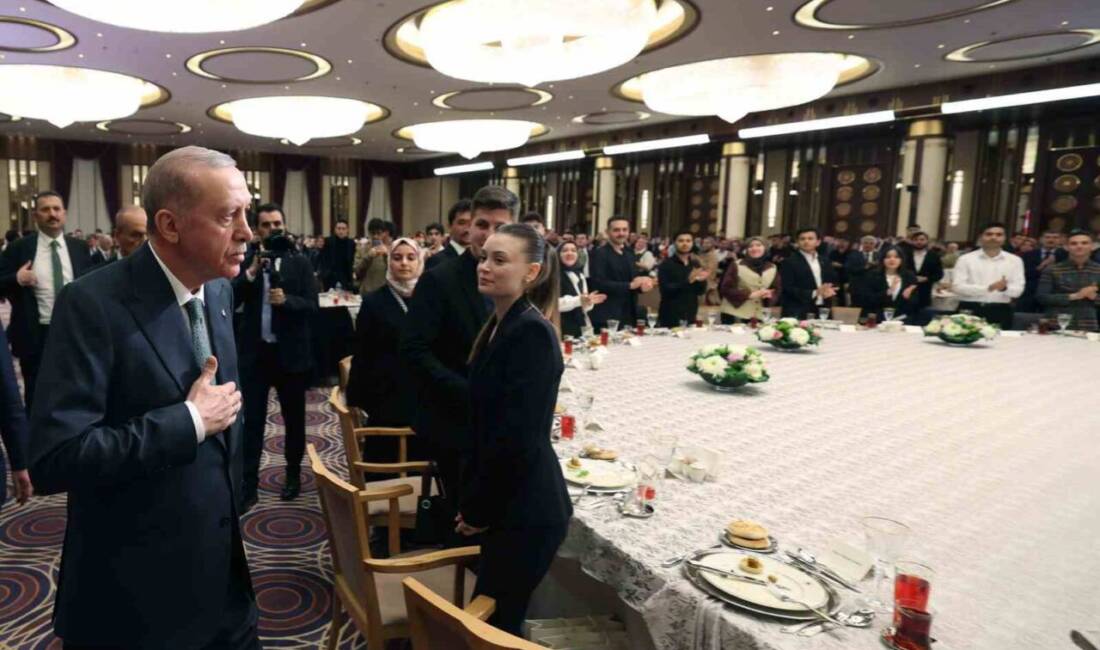 Cumhurbaşkanı Recep Tayyip Erdoğan, üniversite öğrencileriyle bir araya geldiği iftar