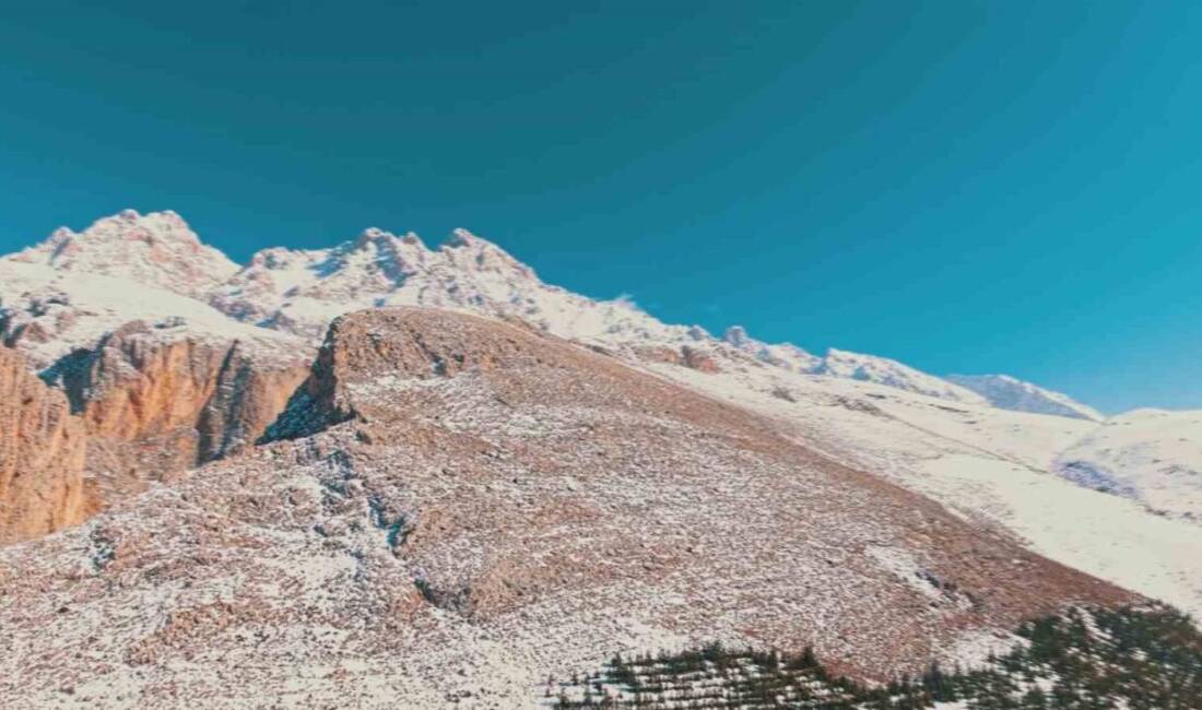 Niğde’nin Aladağlar Bölgesind2 3757 yüksekliğe sahip beyaza bürünen Demirkazık Dağı’ndaki