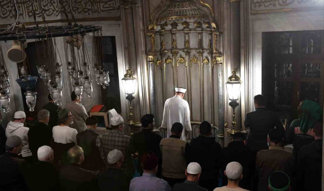 Diyanet İşleri Başkanı Prof. Dr. Ali Erbaş, teravih namazını Eyüp