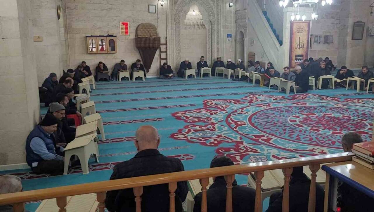 Diyarbakır’ın Silvan ilçesindeki asırlık Selahaddini Eyyubi Camii, 9 asırdır mukabele
