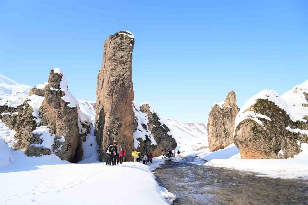 Doğaseverler Muş’un Karla Kaplı Kızılağaç Kanyonu’nda Buluştu &nbsp; Muş’ta bir