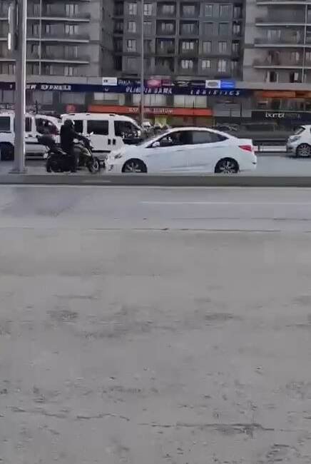 İstanbul Esenyurt’ta bir kadın, ters yönden E-5 Karayoluna girdi. Bir