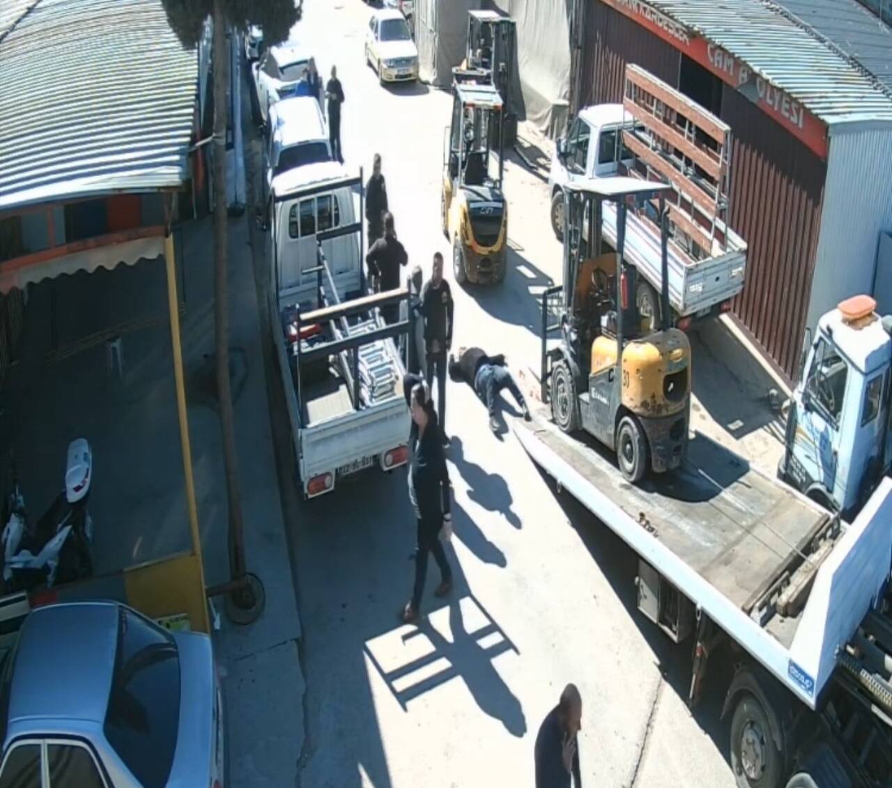 Edirne Sanayi Sitesi’nde forkliftlerin arasına giren bir işçinin feci şekilde