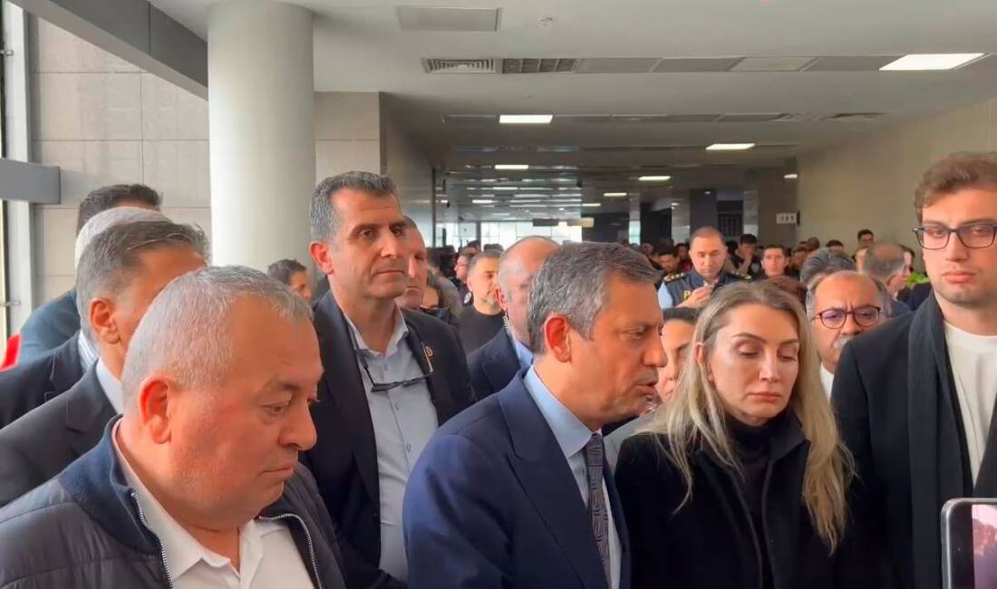 CHP Genel Başkanı Özgür Özel, İstanbul Büyükşehir Belediye Başkanı Ekrem