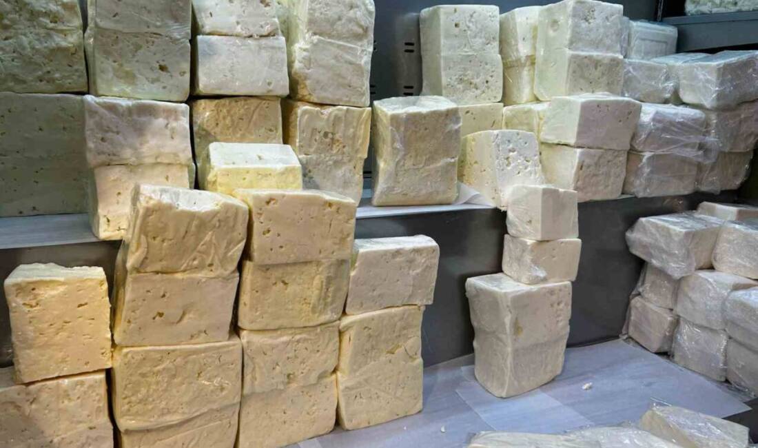 Eminönü Mısır Çarşısı’nda vatandaşların Ramazan alışverişi hareketliliği devam ediyor. İftar