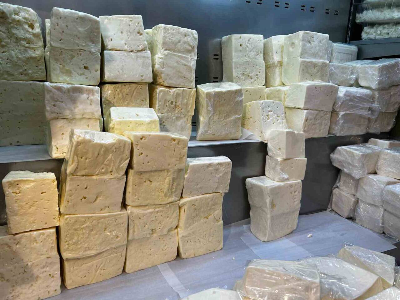 Eminönü Mısır Çarşısı’nda vatandaşların Ramazan alışverişi hareketliliği devam ediyor. İftar