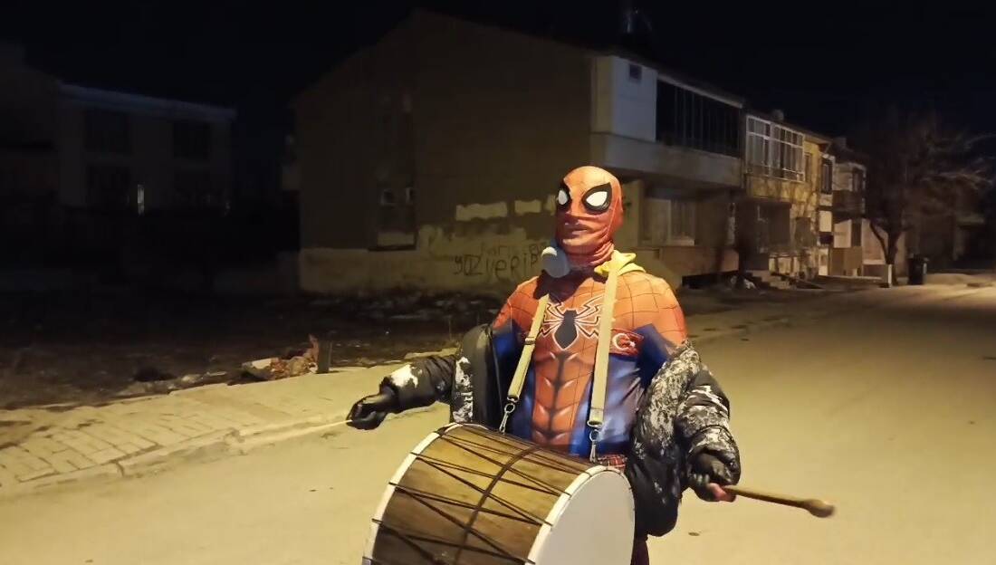 Türkiye’yi gezme hayaliyle memleketi İzmir’den ’Örümcek Adam’ kostümüyle yola çıkan