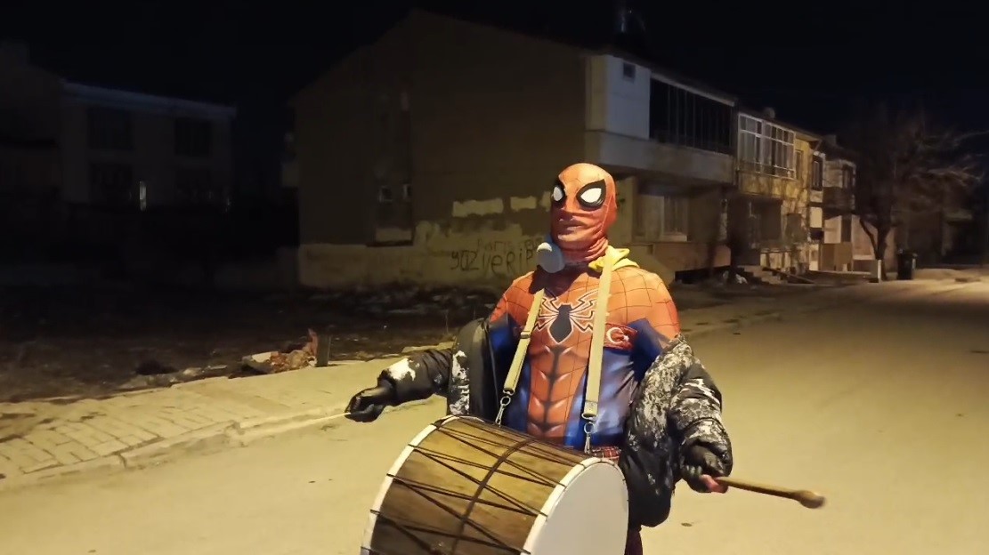 Türkiye’yi gezme hayaliyle memleketi İzmir’den ’Örümcek Adam’ kostümüyle yola çıkan