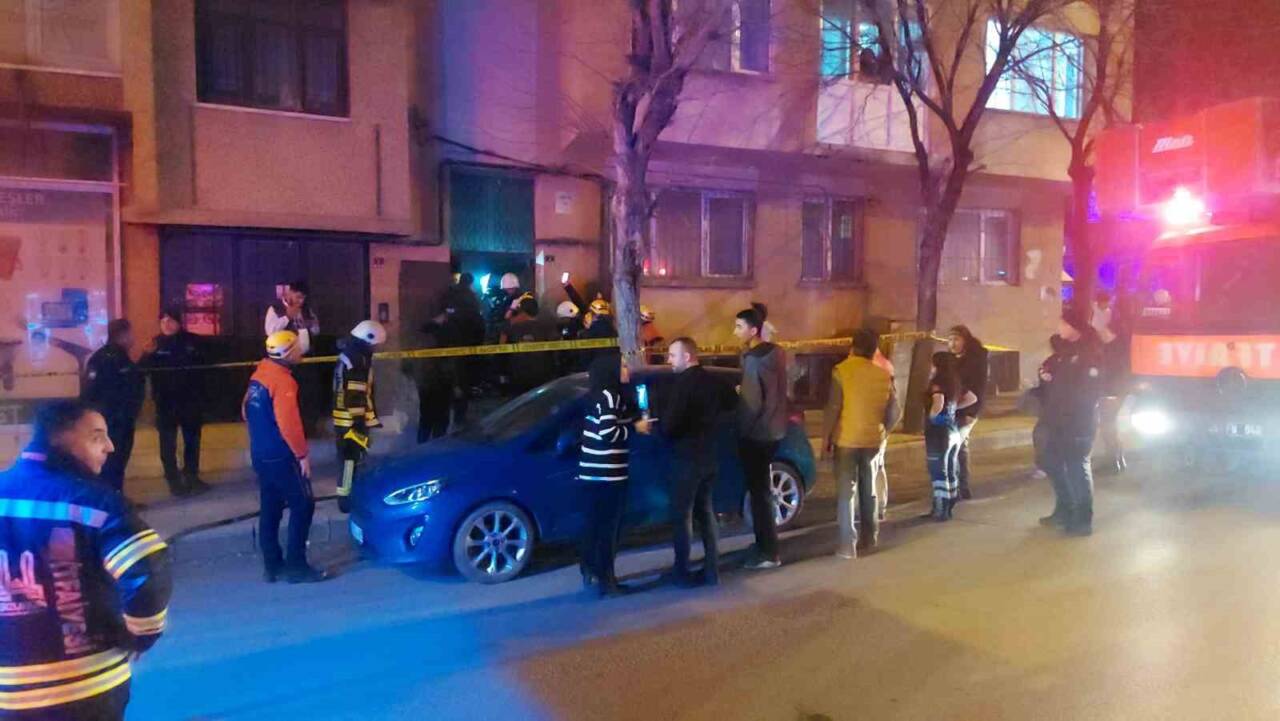 Erzurum'un Yakutiye ilçesinde, Rabia Ana Mahallesi'ndeki 4 katlı apartmanın bodrum