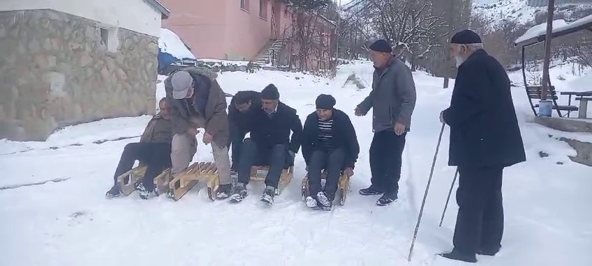 Erzurum’da yaşlıların karda kızak keyfi ve şakalaşmaları yürekleri ısıttı. Tortum