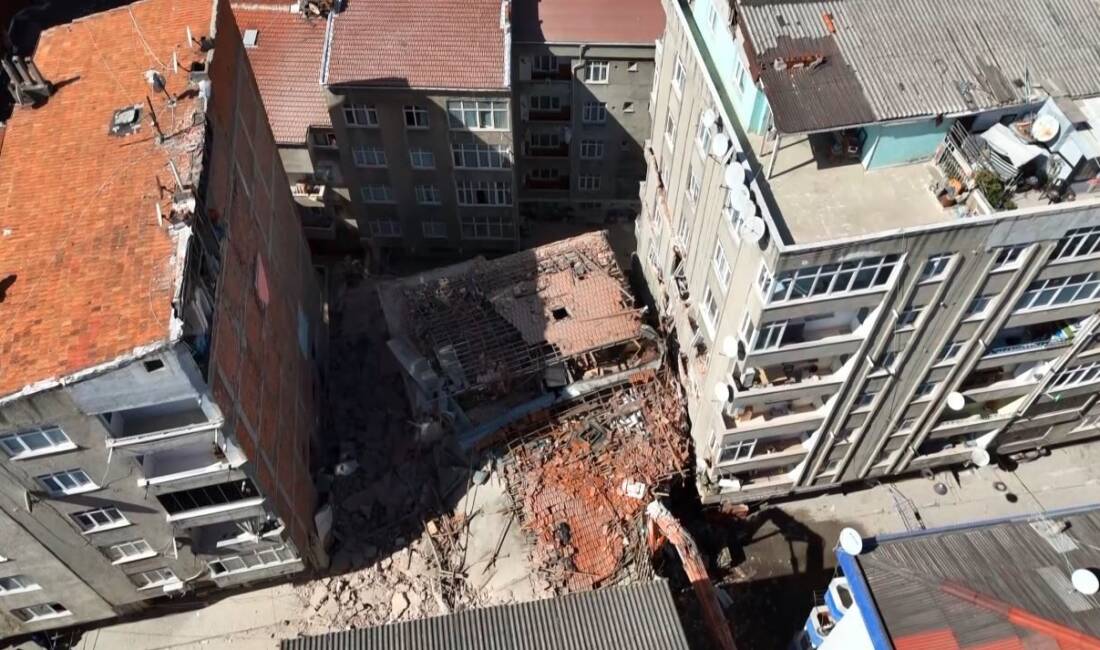 Esenler’de kentsel dönüşüm nedeniyle yıkımı yapılan 8 katlı bina çökerek