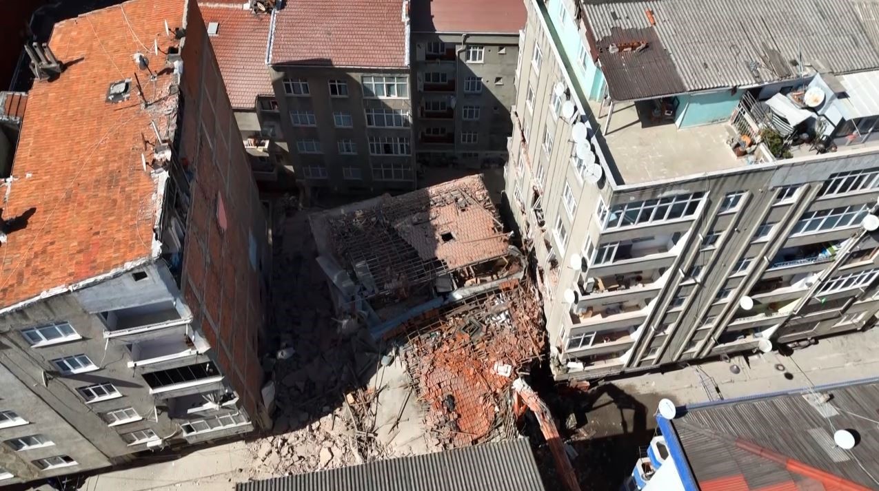 Esenler’de kentsel dönüşüm nedeniyle yıkımı yapılan 8 katlı bina çökerek