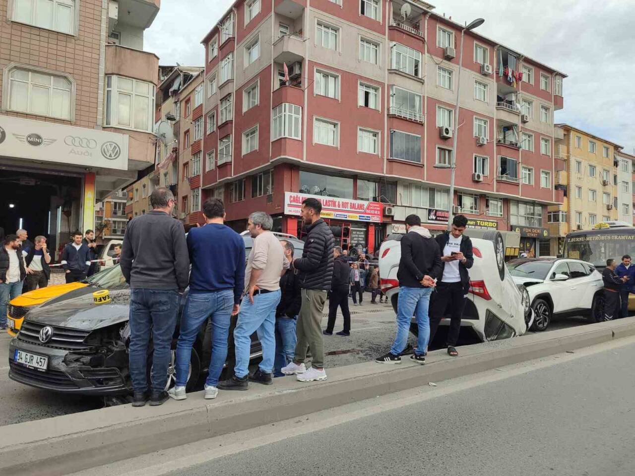 Esenler’de, 6 araç ve bir motosikletin karıştığı zincirleme kazada 2