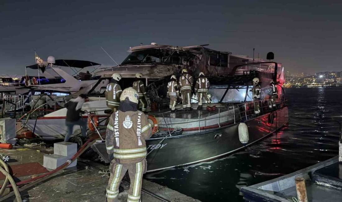 Fatih’te bir teknede çıkan yangın bitişiğindeki başka bir tekneye sıçradı.