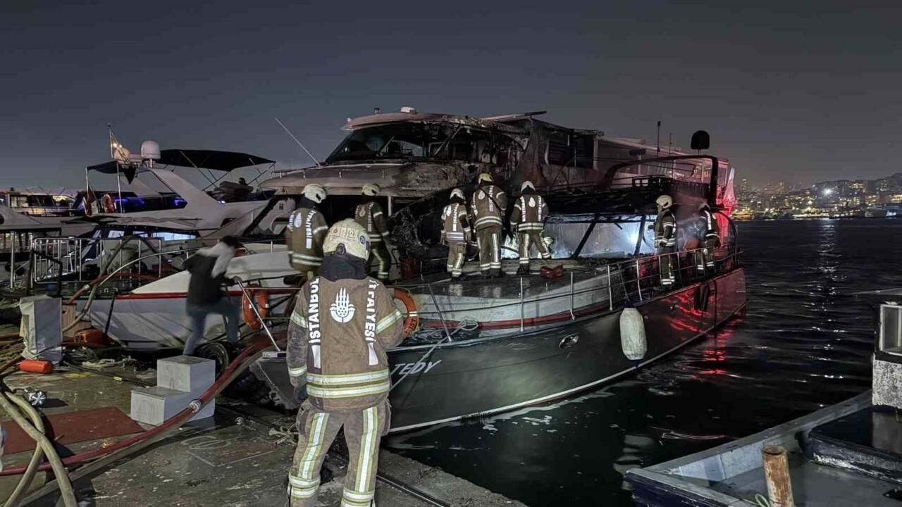 Fatih’te bir teknede çıkan yangın bitişiğindeki başka bir tekneye sıçradı.