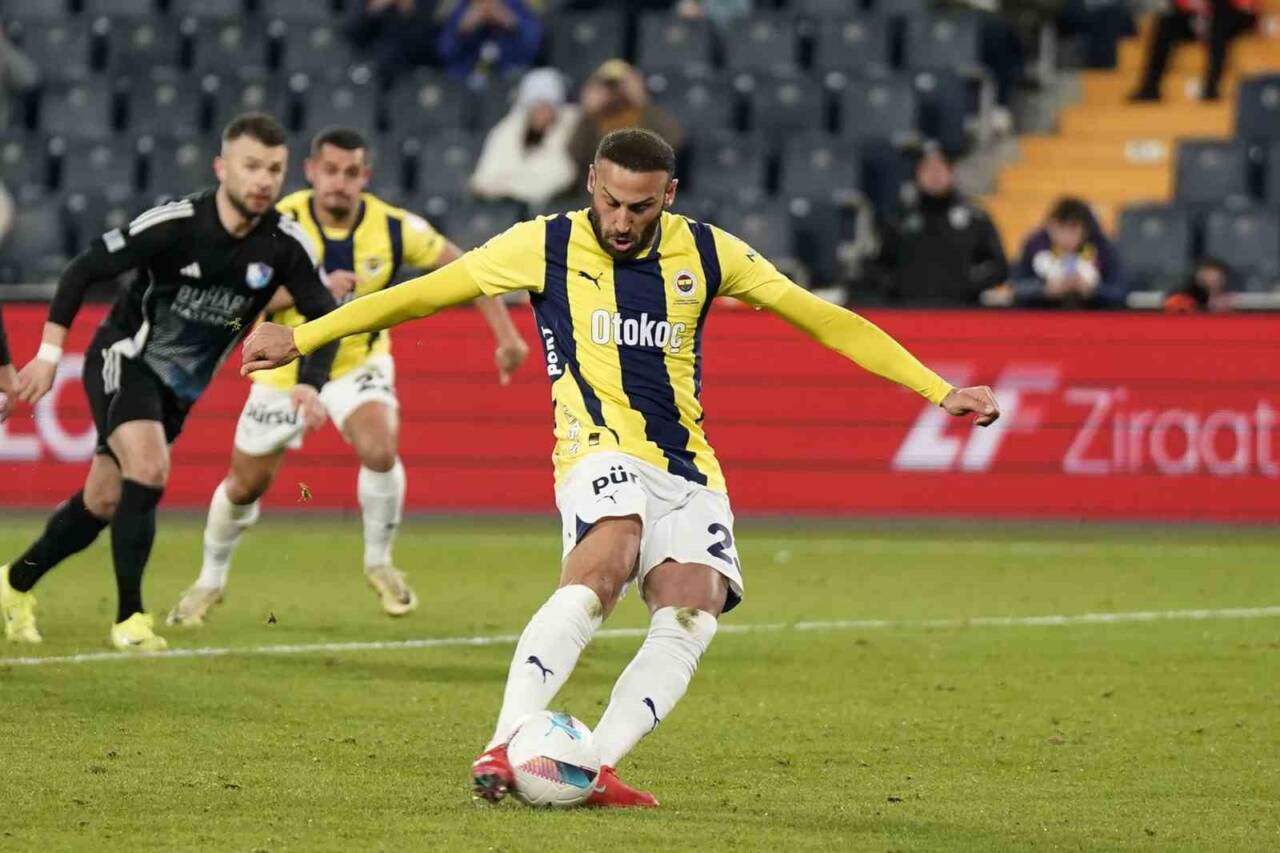Fenerbahçe, Cenk Tosun'un takımda kalmasına karar verdi ve Teknik Direktör