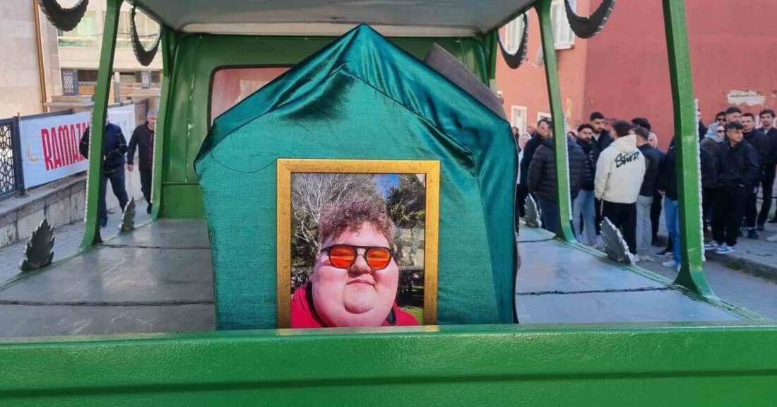 Tedavi gördüğü hastanede hayatını kaybeden sosyal medya fenomeni Efecan Kültür,