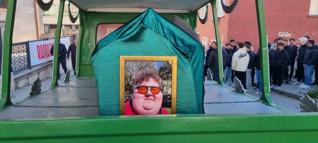 Tedavi gördüğü hastanede hayatını kaybeden sosyal medya fenomeni Efecan Kültür,