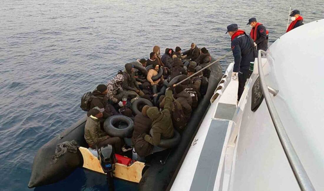 Muğla’nın Fethiye ilçesi açıklarında hareket halindeki lastik bot içinde 3’ü