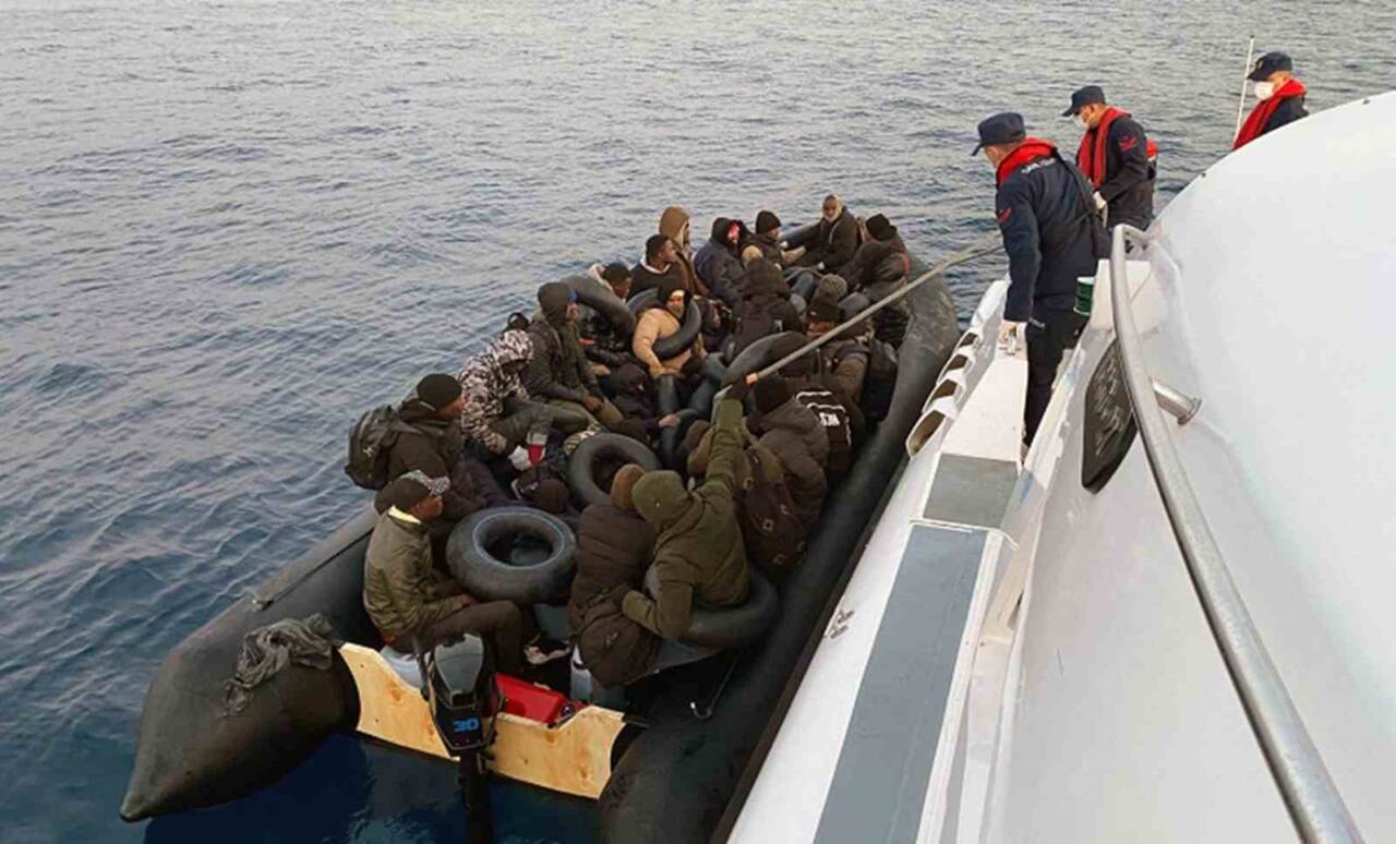 Muğla’nın Fethiye ilçesi açıklarında hareket halindeki lastik bot içinde 3’ü