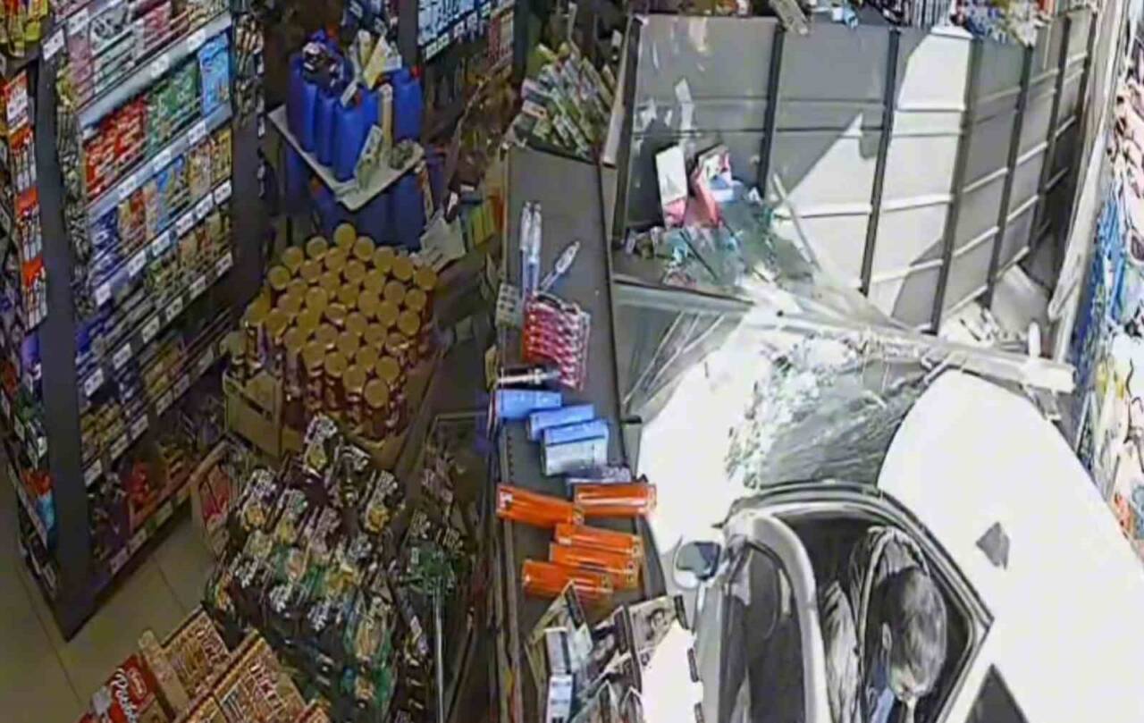 Aksaray’da fren yerine gaza basan sürücü süratlenen araçla markete girdi.