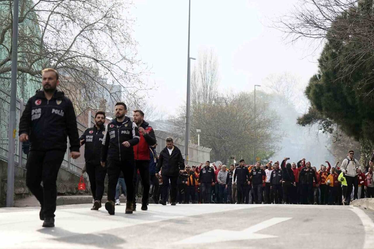 Galatasaray taraftarları, Trendyol Süper Lig'in 29. haftasındaki Beşiktaş derbisini izlemek