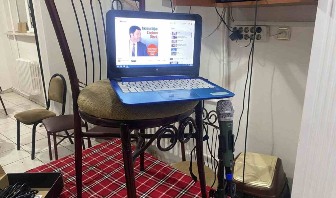 Eskişehir’de bilişimci Yüksel Gazi Yumlu, bir dernek etkinliğinde ses donanımının