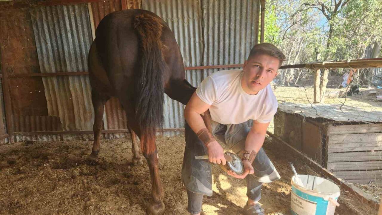 Osmaniye’nin Sumbas ilçesinde yaşayan gencin atlara olan tutkusu, kendisini nalbant