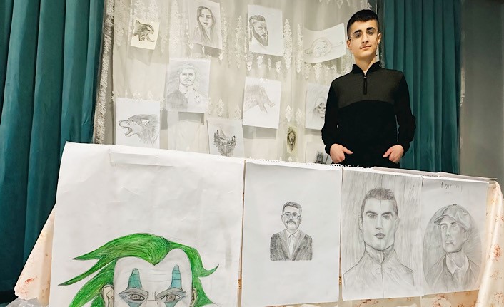 Hakkari’nin Yüksekova ilçesinde yaşayan 15 yaşındaki Nurhat Kartal, yaptığı resimlerle