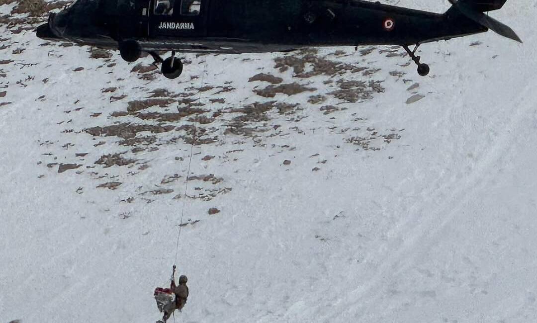 Van'ın Gevaş ilçesinde 3,550 metre yüksekliğindeki Artos Dağı'nda tırmanan dağcı