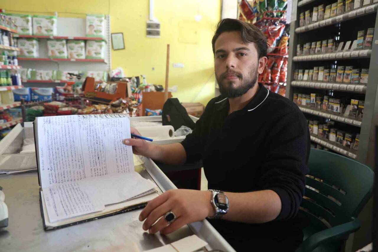 Hatay’ın Kumlu ilçesinde gizemli hayırsever, bir marketteki veresiye defterindeki yaklaşık