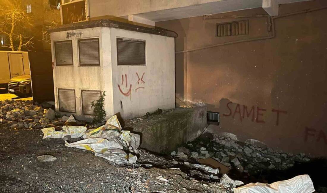 İstanbul Güngören’de boş arsada oyun oynayan çocuklar tarafından cenin bulundu.