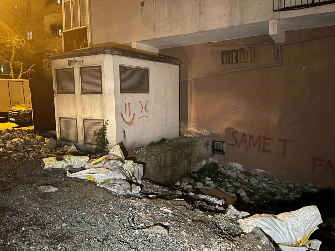 İstanbul Güngören’de boş arsada oyun oynayan çocuklar tarafından cenin bulundu.