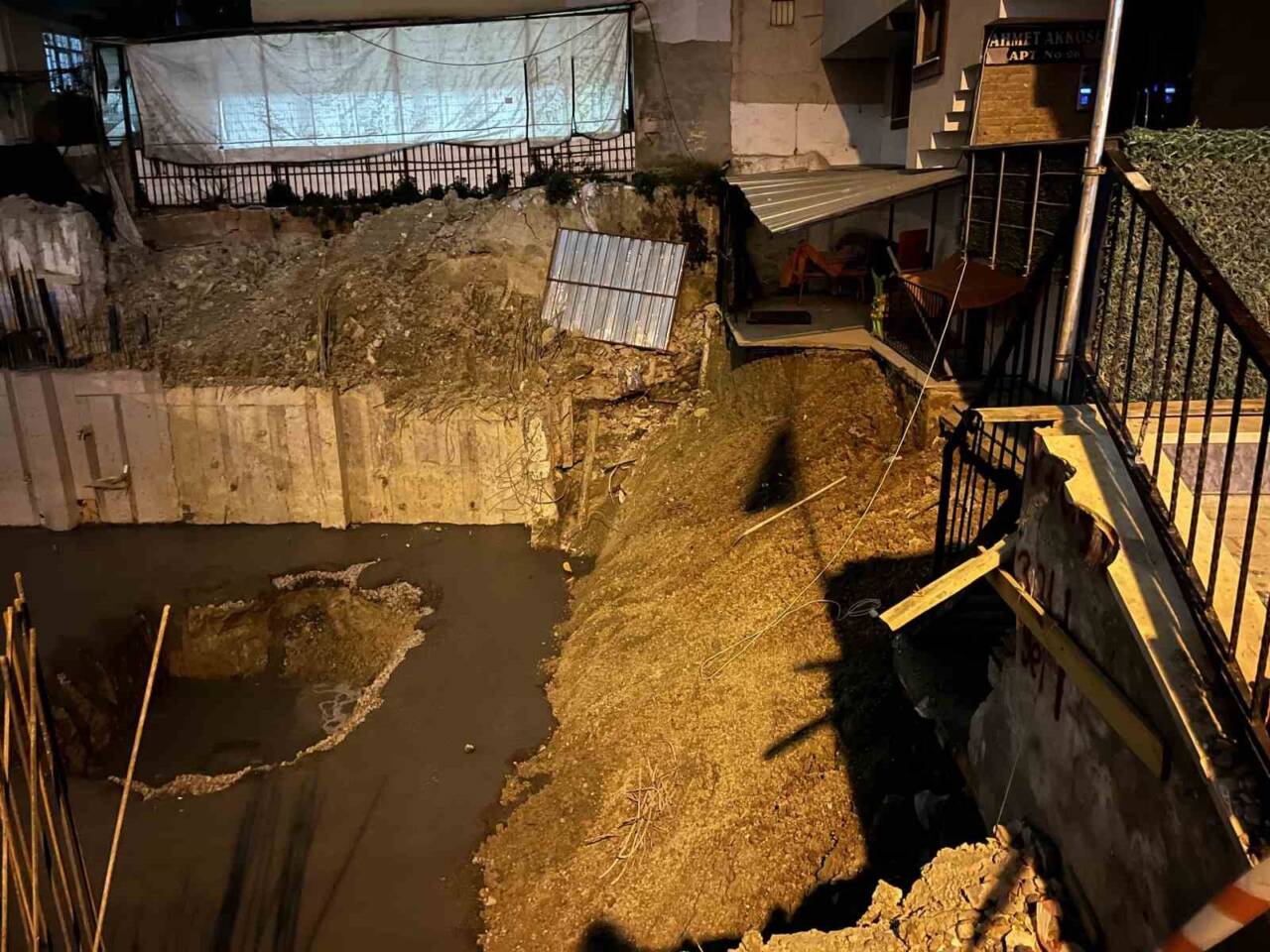 İstanbul Güngören'deki bir inşaat alanında meydana gelen toprak kayması, komşu