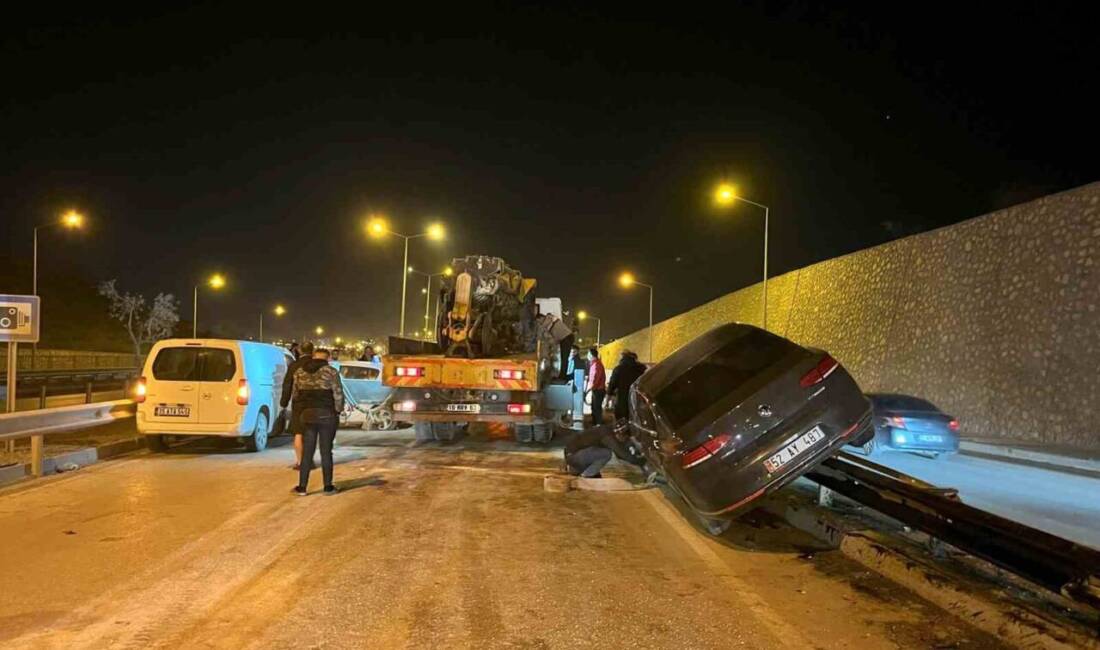 Hatay’da3 aracın karıştığı zincirleme trafik kazasında 2 kişi yaralandı. Kaza,