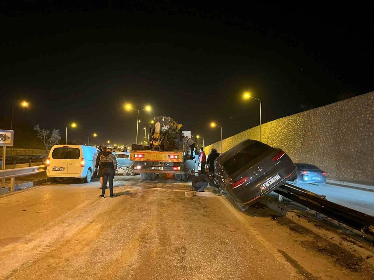 Hatay’da3 aracın karıştığı zincirleme trafik kazasında 2 kişi yaralandı. Kaza,