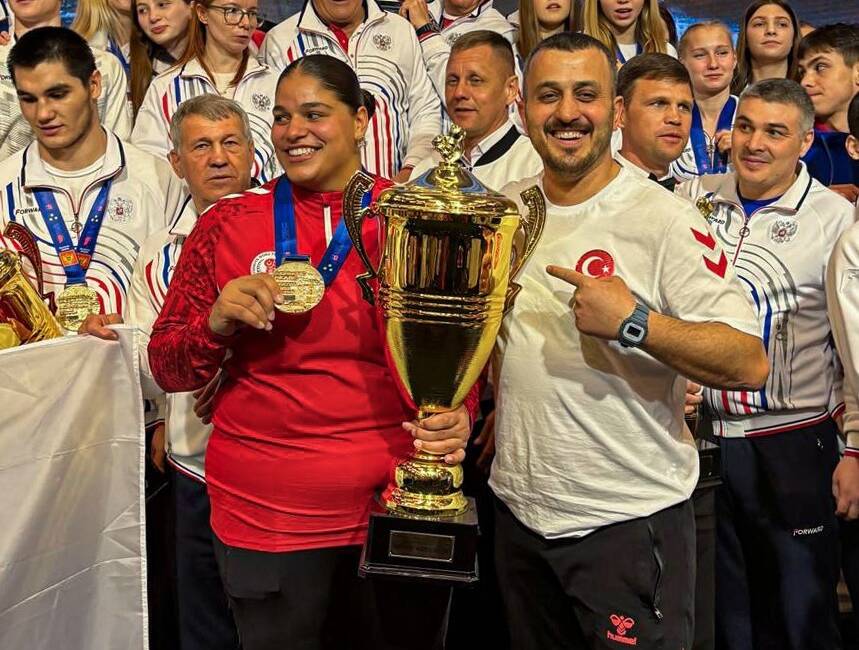 Dünya Boks Birliği Şampiyonası’nda finalde Kazak rakibini mağlup eden Havvanur